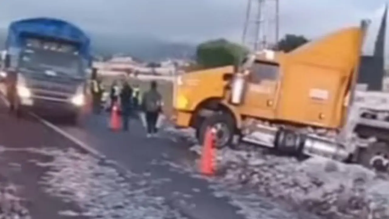 Tráiler con latas de cerveza vuelca en la México-Pirámides y genera rapiña entre personas. Foto: @tinajita12 / @adnnoticiasmx