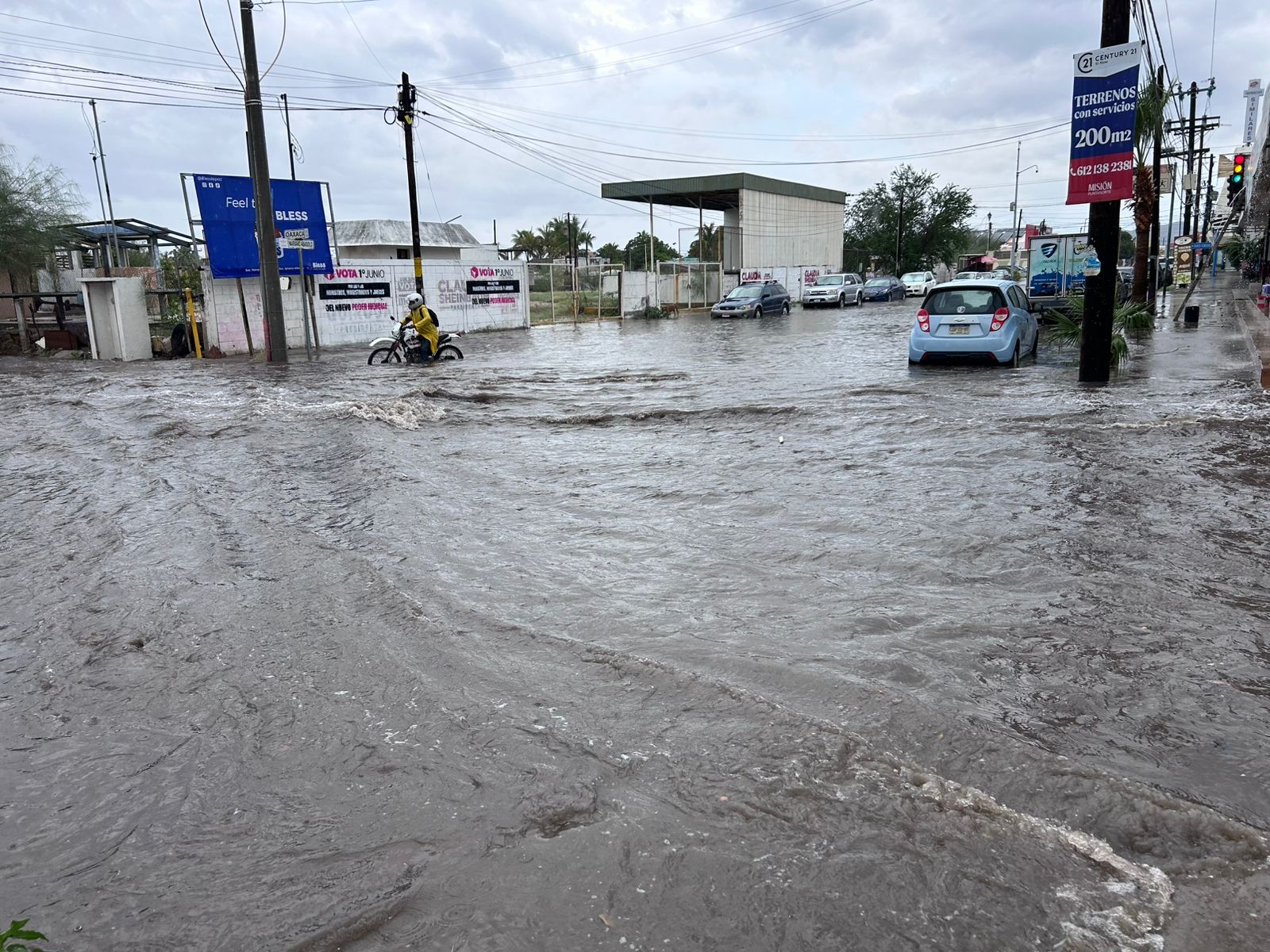 Crece el agua en las calles de La Paz Crece el agua en las calles de La Paz