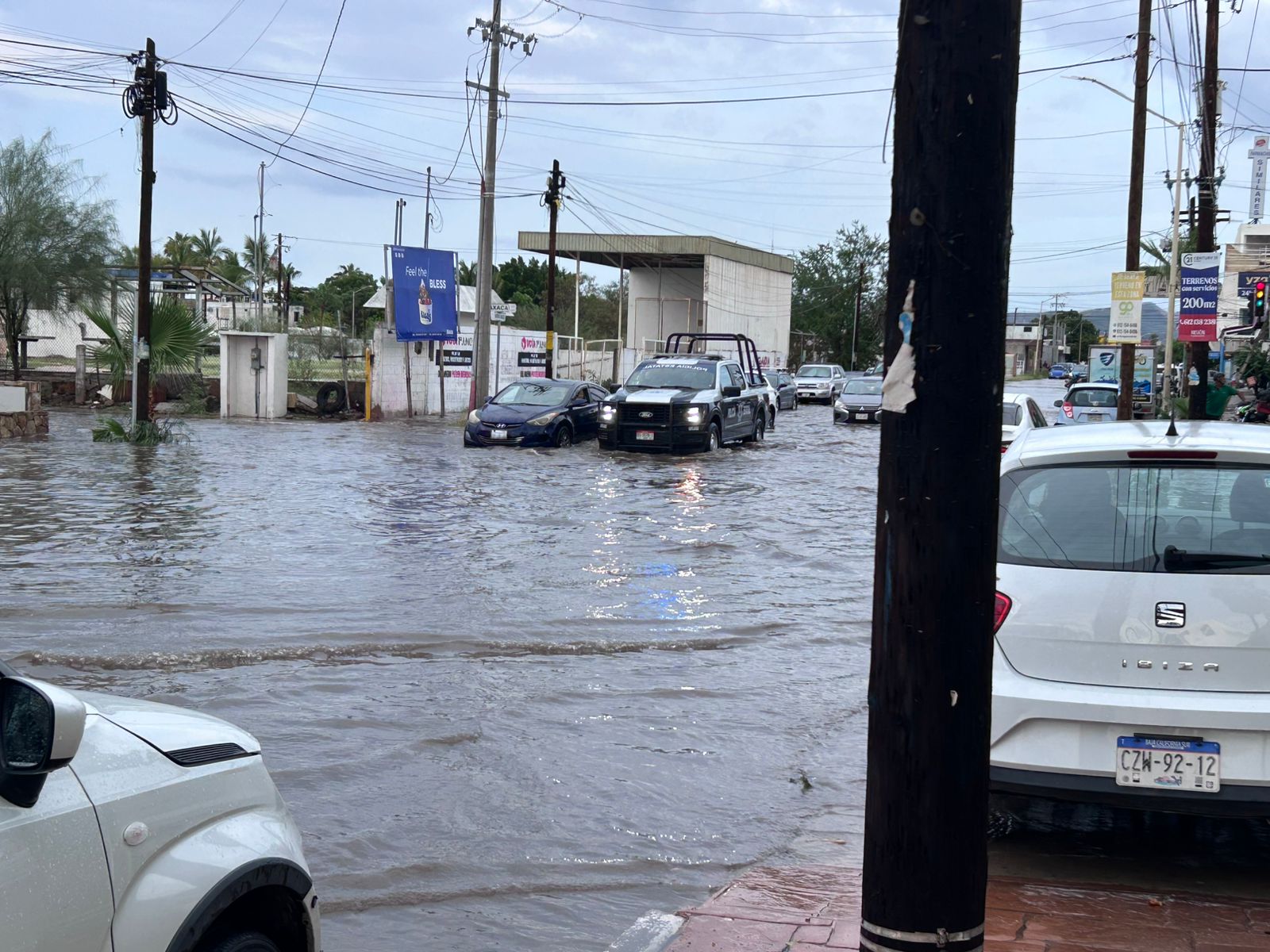 Carros se quedan parados en calles inundadas Carros se quedan parados en calles inundadas