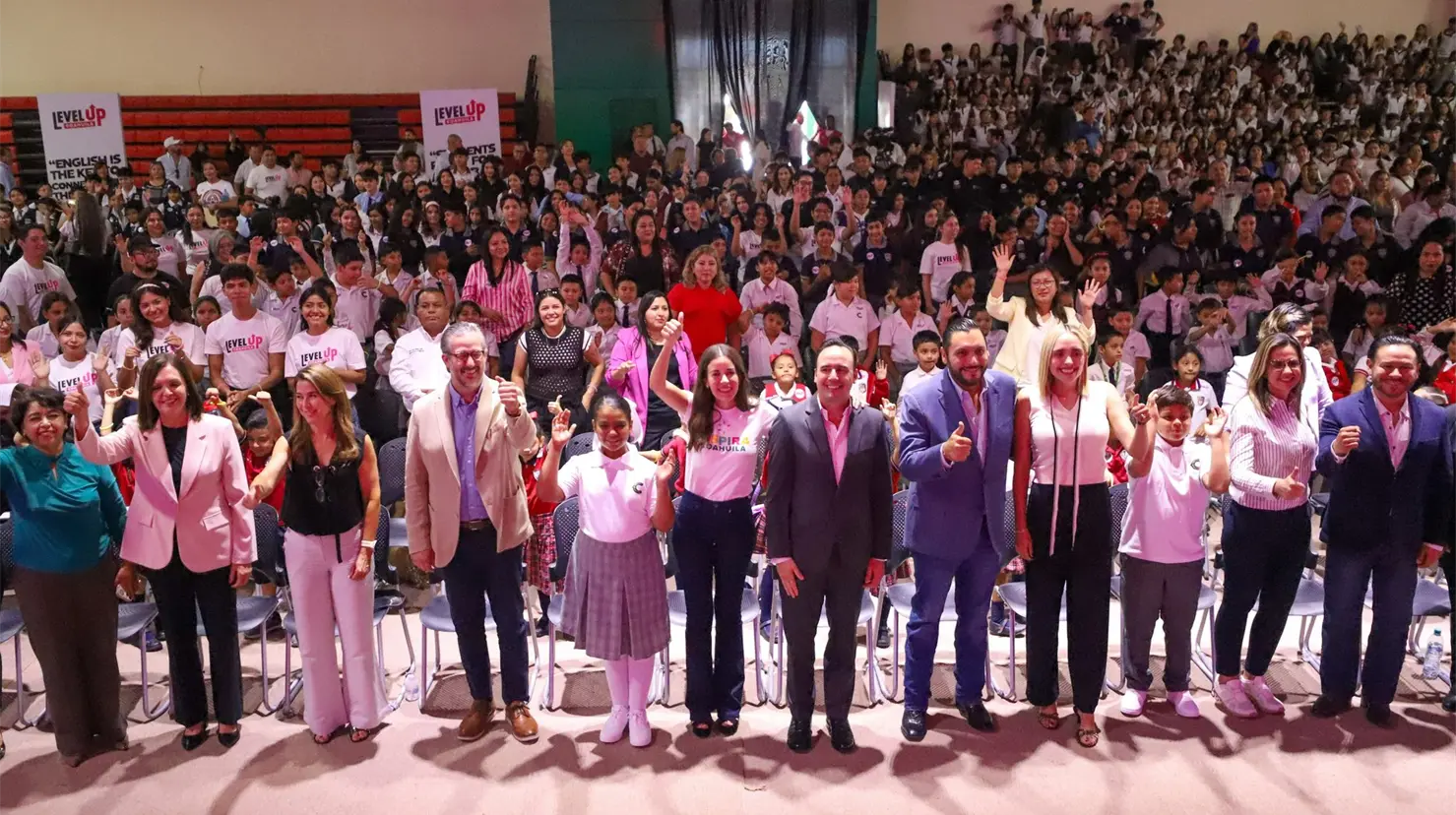 El gobernador Manolo Jiménez y Paola Rodríguez, presidenta de Inspira Coahuila.  (Fotografía: Gobierno de Coahuila)