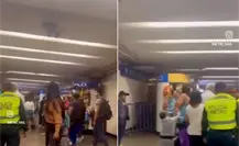 VIDEO | Mujer pierde el control y agrede a policías del Metro CDMX porque había mucha gente