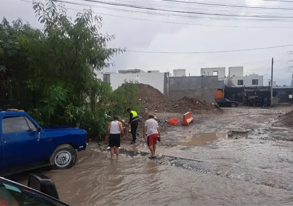 Rescatan a niño de morir ahogado tras ser arrastrado por la corriente