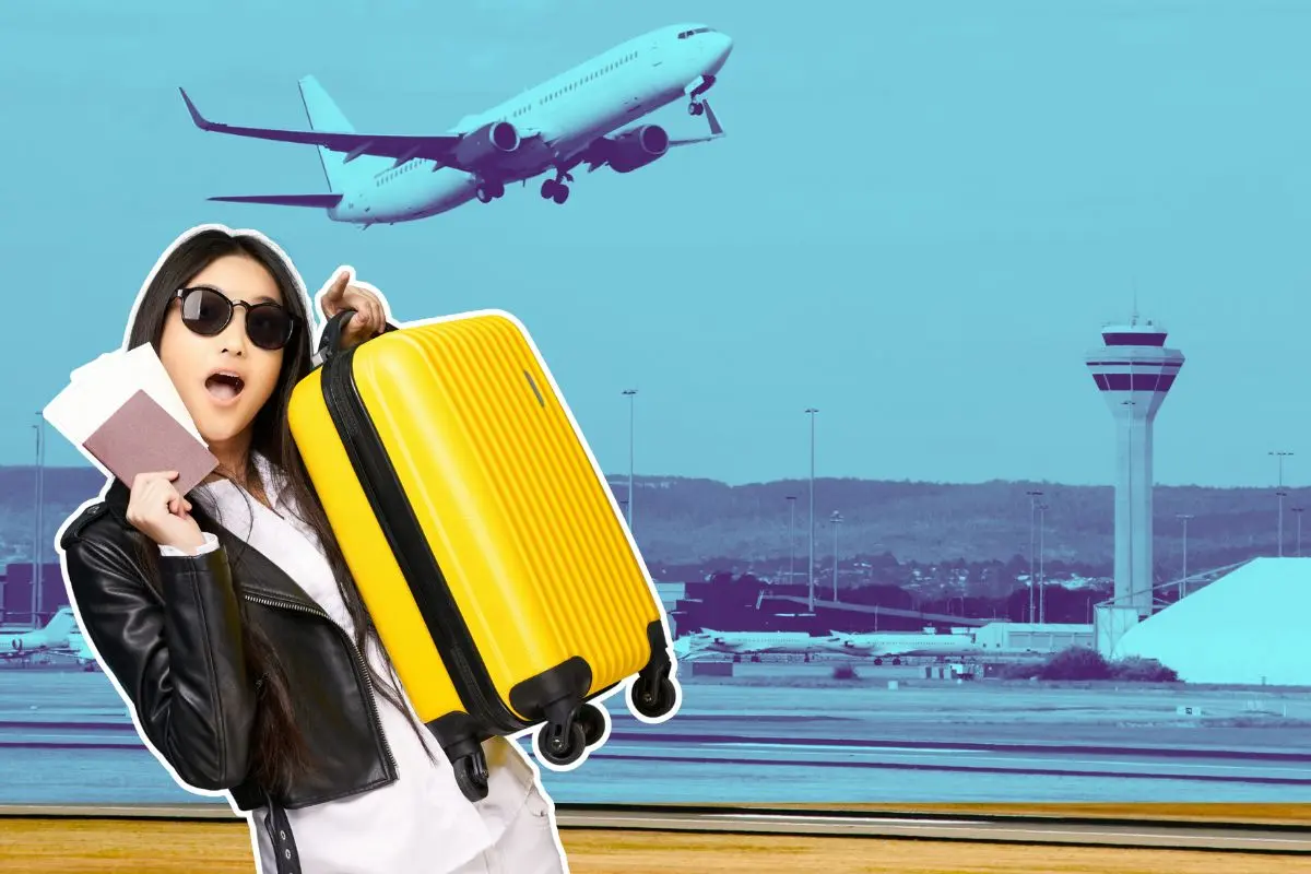 Mujer con maleta y documentos en mano y detrás un avión volando Foto: Canva