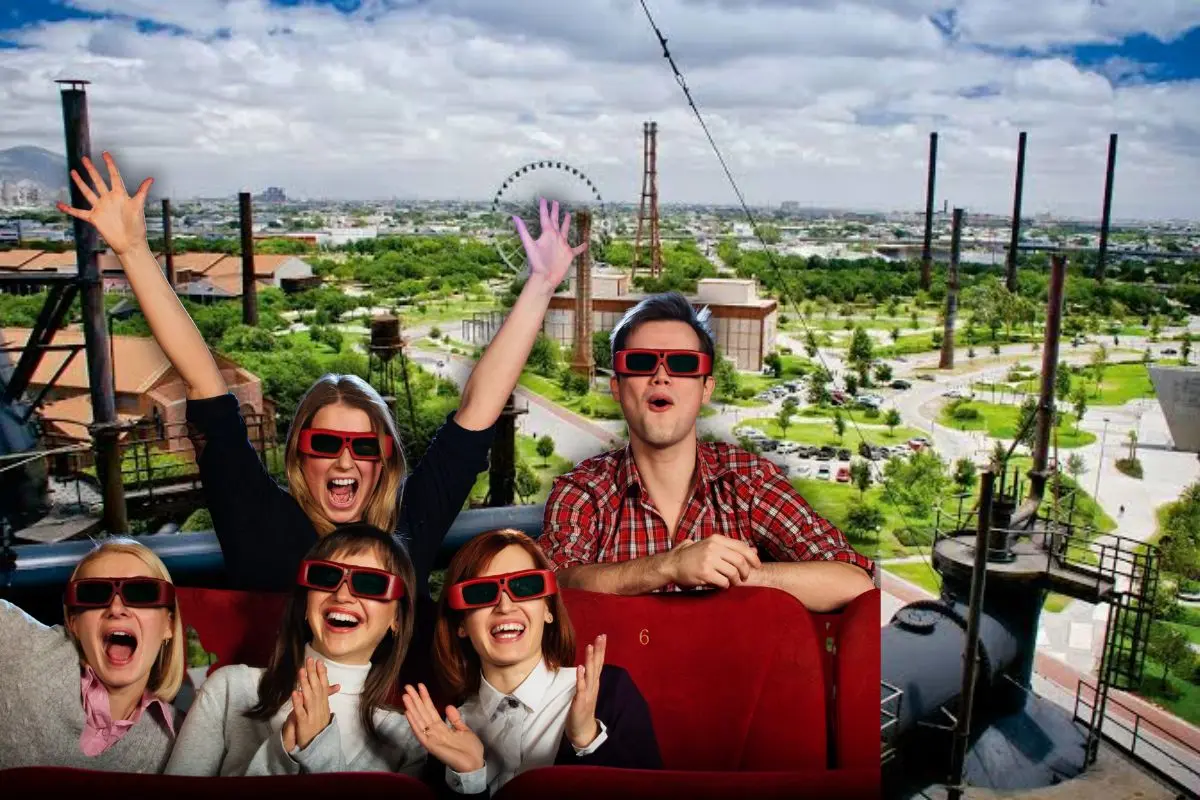 Amigos disfrutando de la función y de fondo el Parque Fundidora Foto: Canva