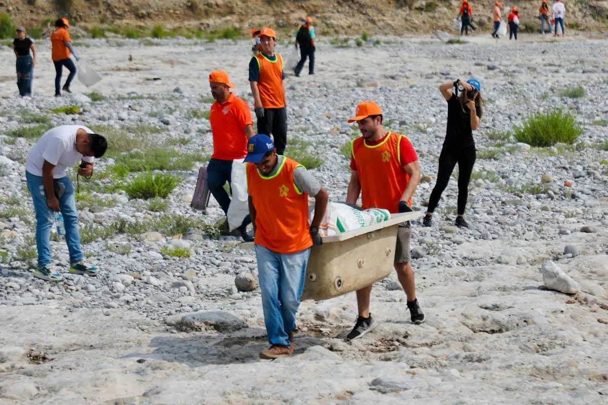 Voluntarios realizando labores de limpieza en el río Santa Catarina. Foto: Facebook Secretaría de Participación Ciudadana