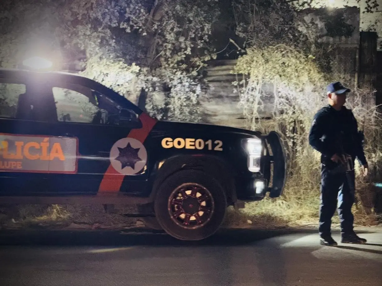 Al percatarse de que presuntamente pretendía lanzarse hacia los vehículos en movimiento, los oficiales detuvieron de inmediato su unidad y descendieron para auxiliarla. Foto: Policía de Guadalupe.