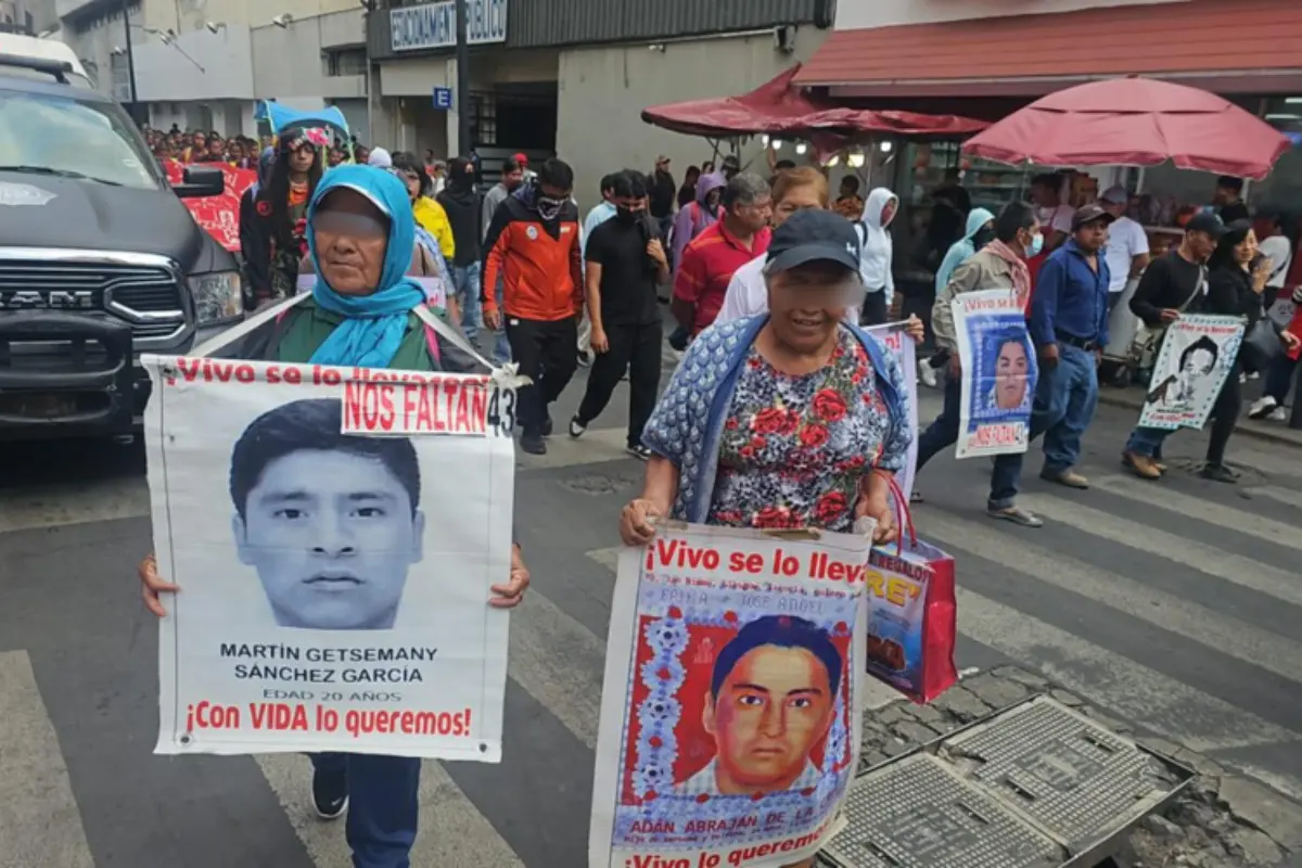 Familiares marchando por los 43 desaparecidos de Ayotzinapa. Foto: Ramón Ramírez