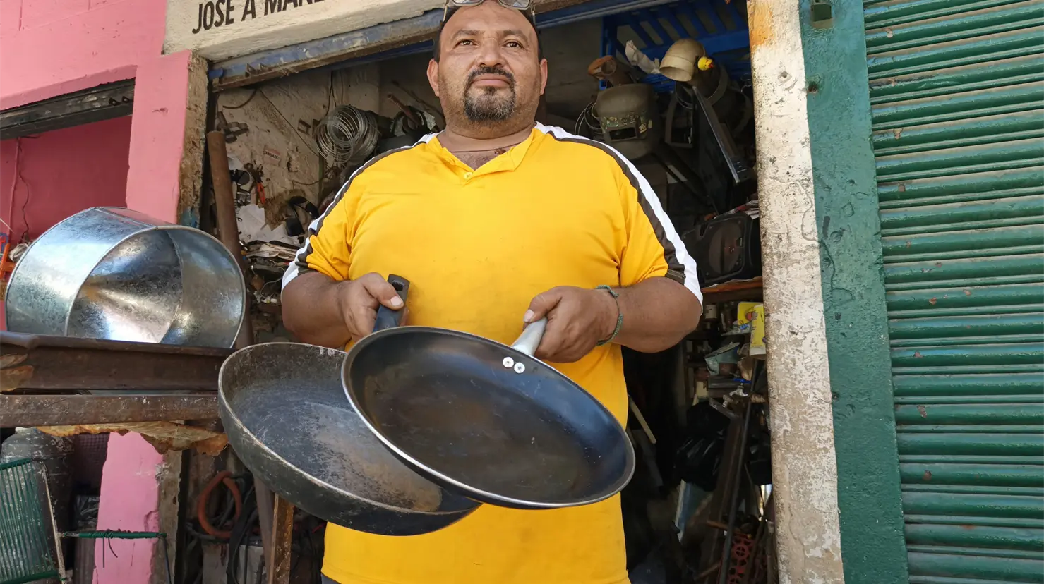 Desde hace muchos años, Walter Mansur se dedica a la reparación de ollas en Mérida, oficio que ya es poco solicitado debido a que la gente tira dichos artefactos.- Fuente Christian Espadas