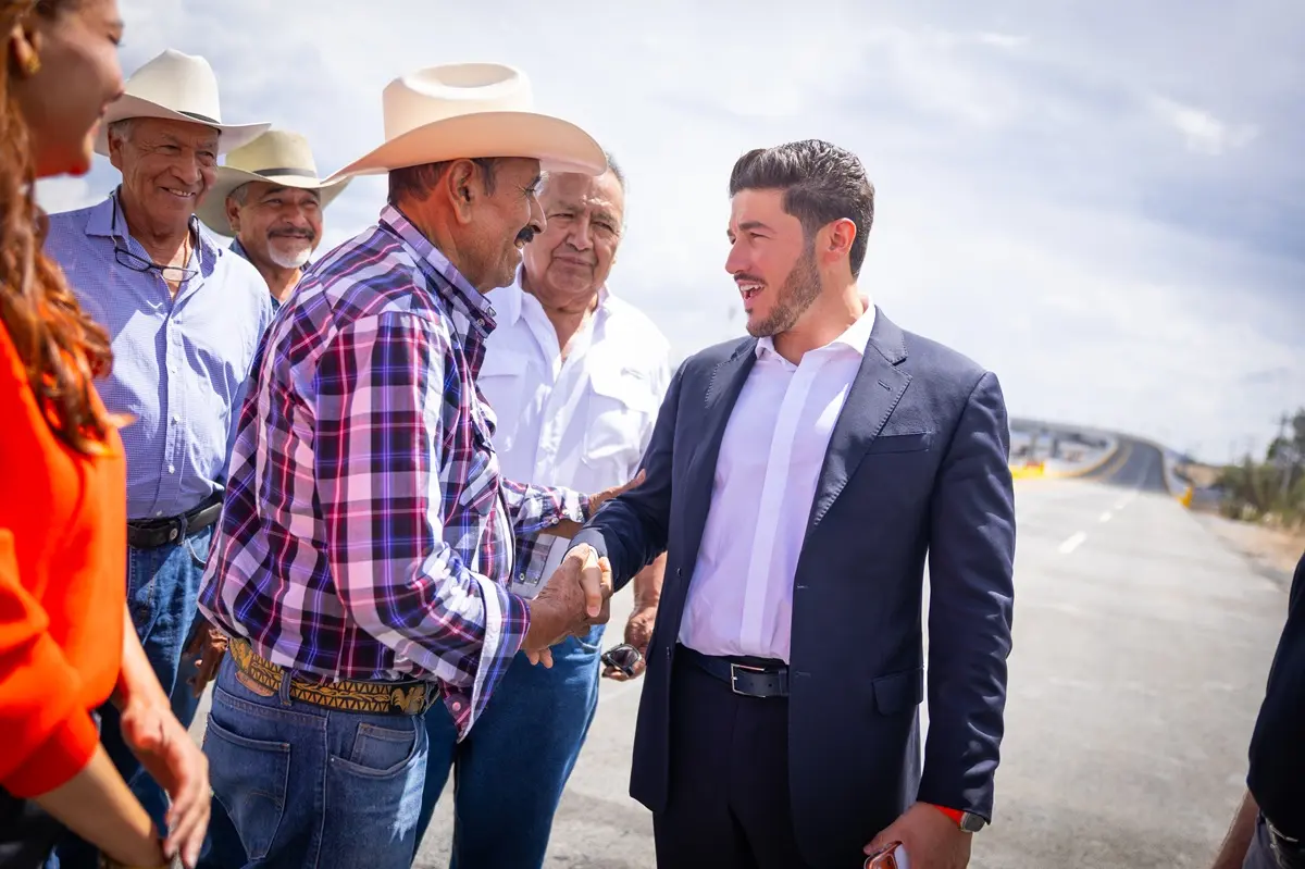 El gobernador de Nuevo León, Samuel García Sepúlveda, saluda a los asistentes de la inauguración de la primera etapa de la Carretera Interserrana. Foto: Gobierno de Nuevo León