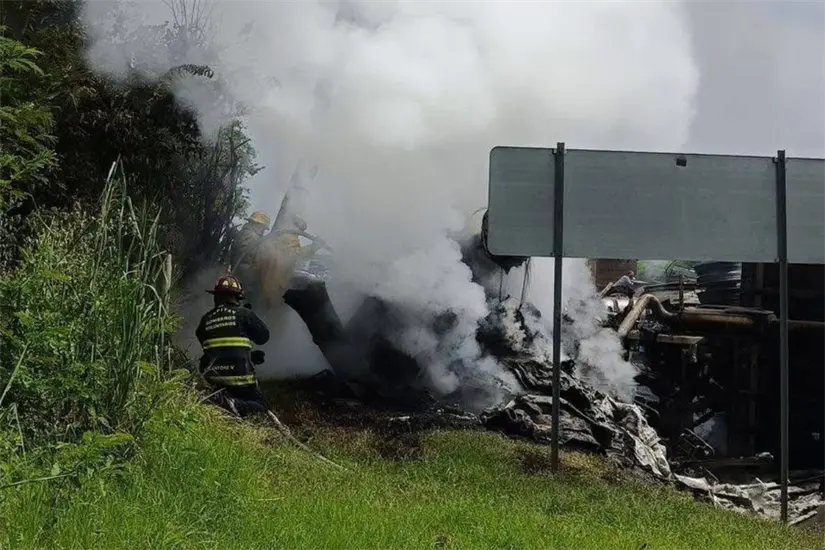 El chofer de la pesada unidad murió calcinado tras la volcadura. Foto: Axel Hassel