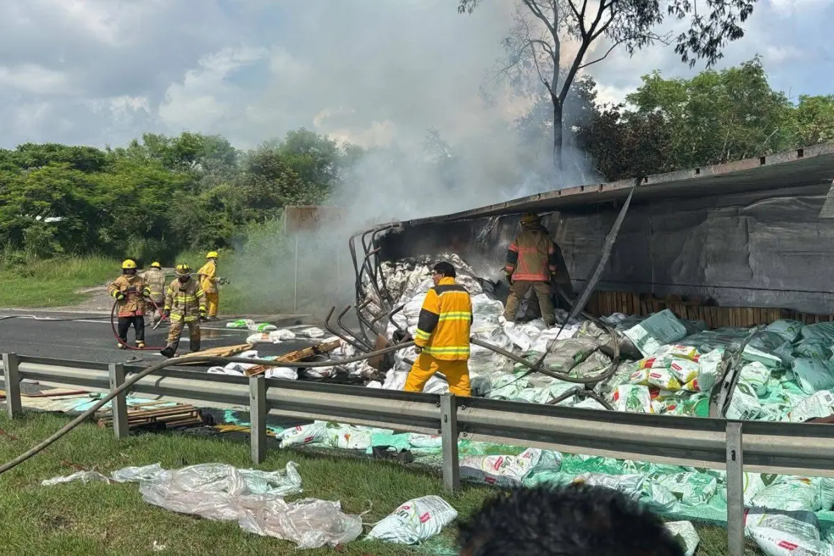El chofer perdió el control de la pesada unidad y volcó en la carretera Tampico- Mante, a la altura de Estación Esteros, en Altamira. Foto: Axel Hassel