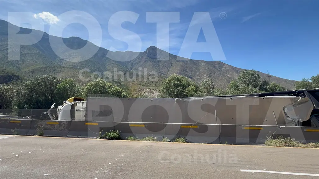 Tráiler se vuelca en la carretera 57, tramo "Los Chorros"