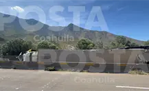 Tráiler se vuelca en la carretera 57, tramo “Los Chorros” Tráiler se vuelca en la carretera 57, tramo “Los Chorros”