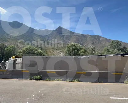 Tráiler se vuelca en la carretera 57, tramo "Los Chorros"