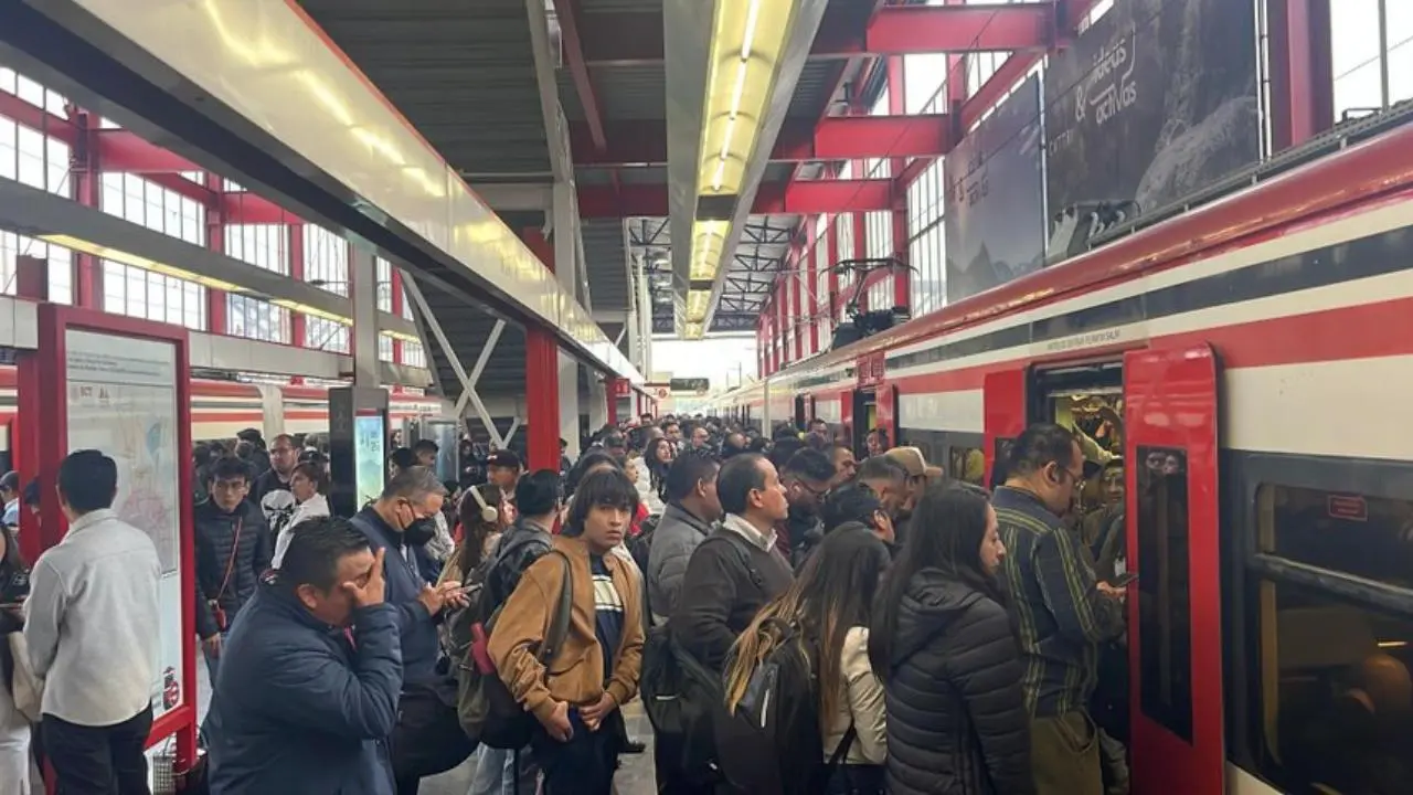 Tren Suburbano explica cómo pedir el reembolso por cobros dobles y cuándo es el último día para hacerlo. Foto: @BuzosNoticias / @zonaceroedomex
