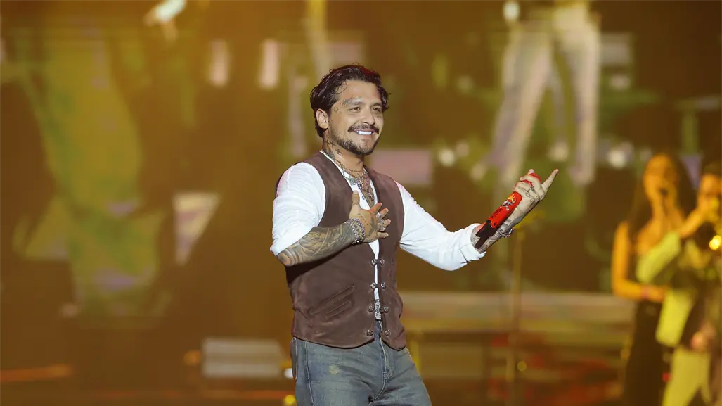 Christian Nodal se molesta al ser abucheada Ángela Aguilar en la UANL