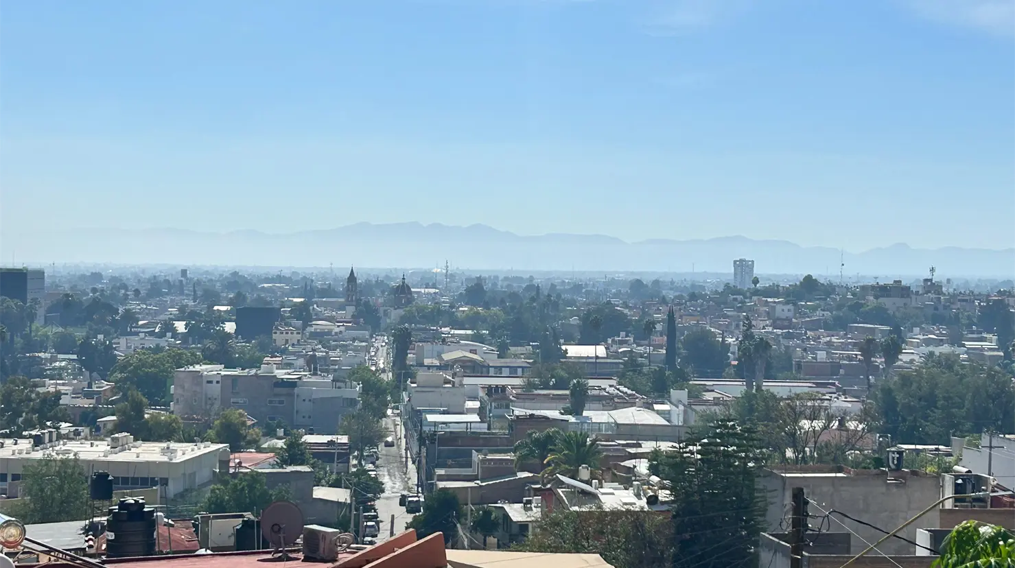 Hace algunos días, la ciudad de Durango se llenó de humo por un incendio en Garabitos. | Foto: Alejandro Ávila.