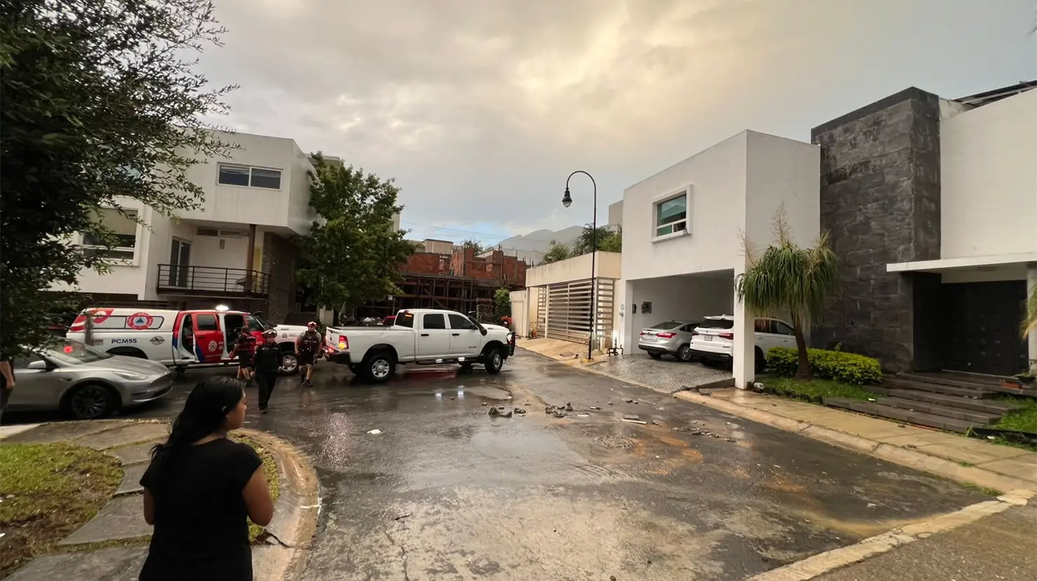 Mediante la línea única de emergencia de Protección Civil Monterrey, se reportó la caída de una barda que afectó hasta seis domicilios. Foto: Protección Civil de Monterrey.