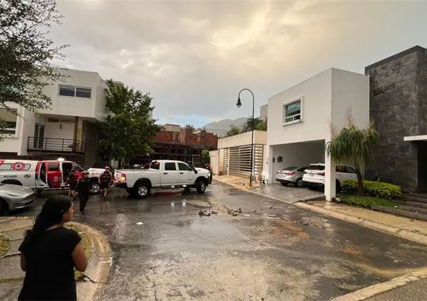 Intensas lluvias provocan derrumbe al sur de Monterrey; PCNL rescata a recién nacido