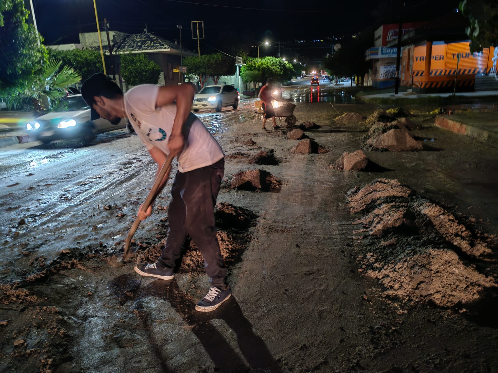 Ciudadanos limpian calles en la Colonia Ladrillera, tras lluvias en La Paz. Ciudadanos limpian calles en la Colonia Ladrillera, tras lluvias en La Paz.