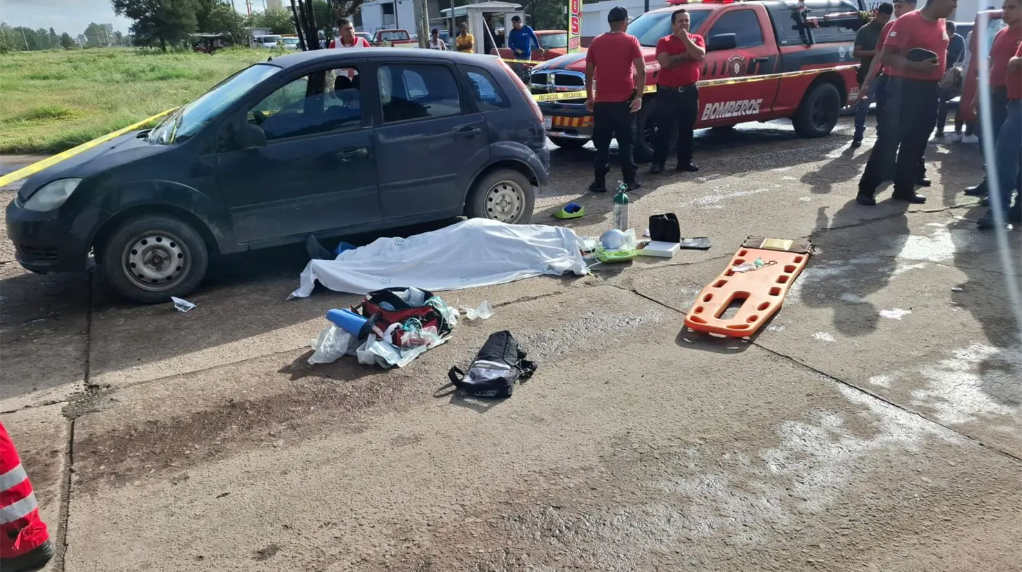 Un hombre murió frente a la Estación de Bomberos de Durango. | Foto: Especial