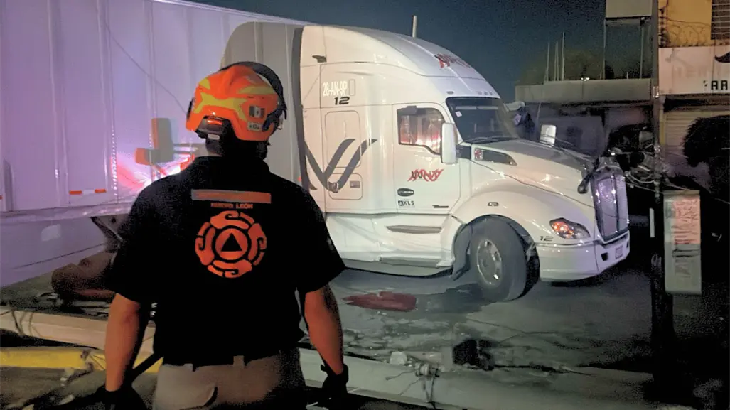 Tráiler se estrella y tumba postes de cableado en Monterrey