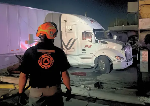 Tráiler se estrella y tumba postes de cableado en Monterrey