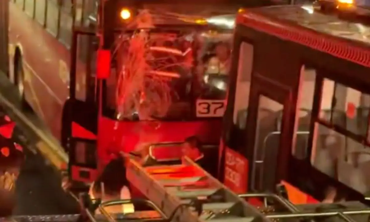 Accidente Metrobús CDMX Línea 2 en bajo puente de Xola.  Foto: captura X (@ransbu)