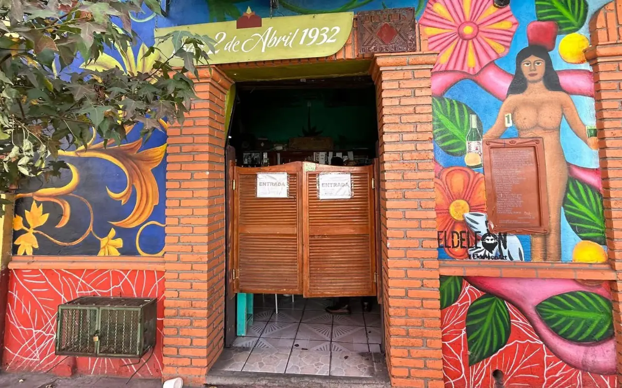 Bar 2 de abril, ubicado en el Pueblo Mágico de Metepec. Foto: X/ @EdomexTurismo (Canva)