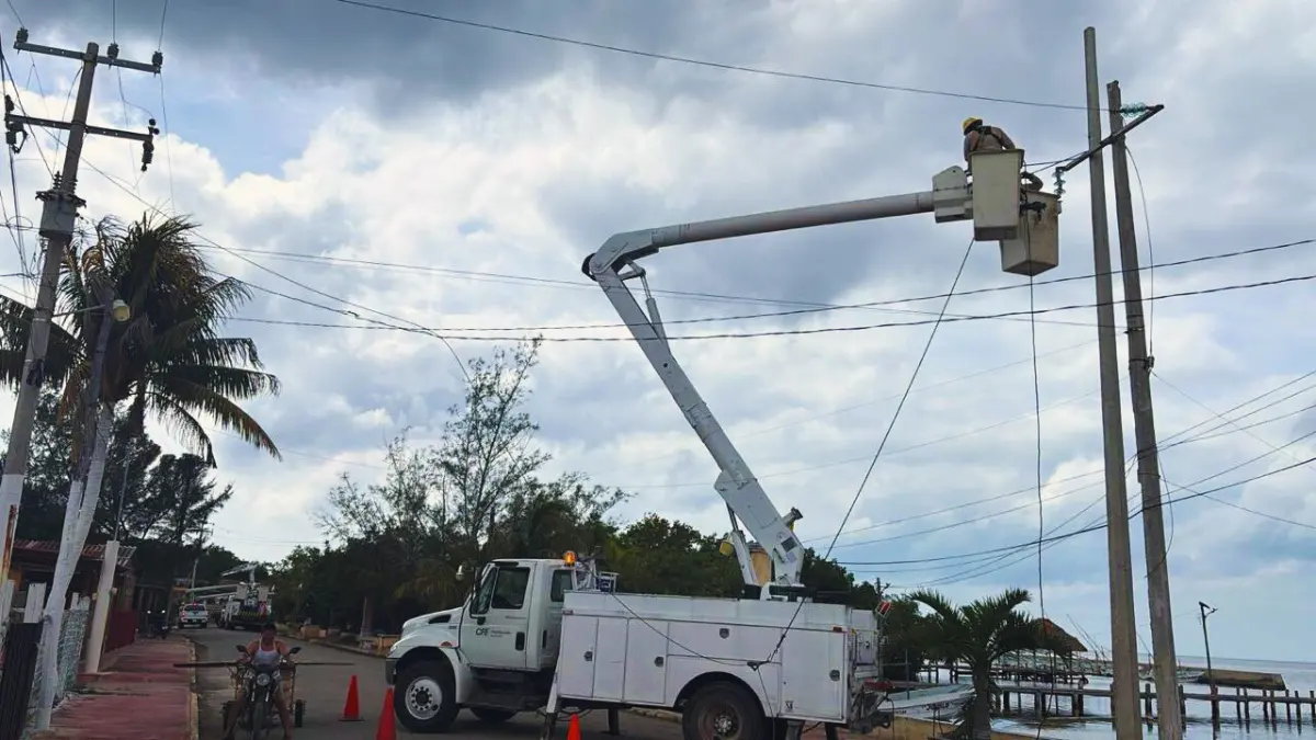 Se prevé que antes de las 10 de la noche el servicio eléctrico esté al 100% en toda la península Foto: CFE