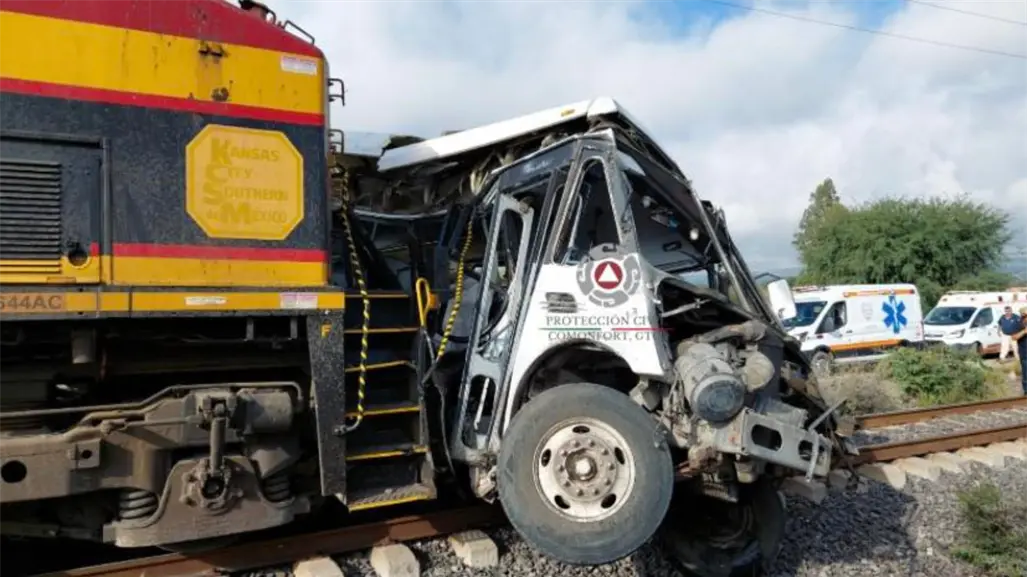 Choque entre autobús y tren deja al menos 5 muertos en Guanajuato