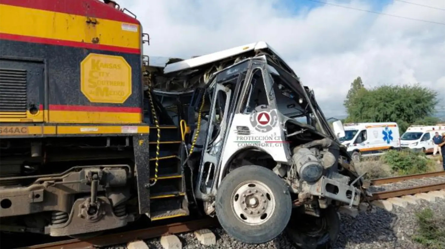 Choque entre autobús y tren deja al menos 5 muertos en Guanajuato. Foto: Protección Civil de Comonfort