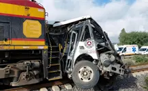 Choque entre autobús y tren deja al menos 5 muertos en Guanajuato