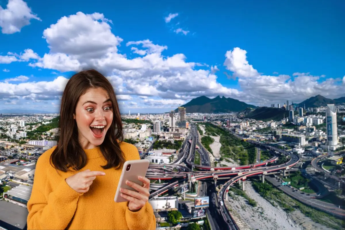 Mujer apuntando al celular en mano y de fondo Monterrey, Nuevo León Foto: Canva