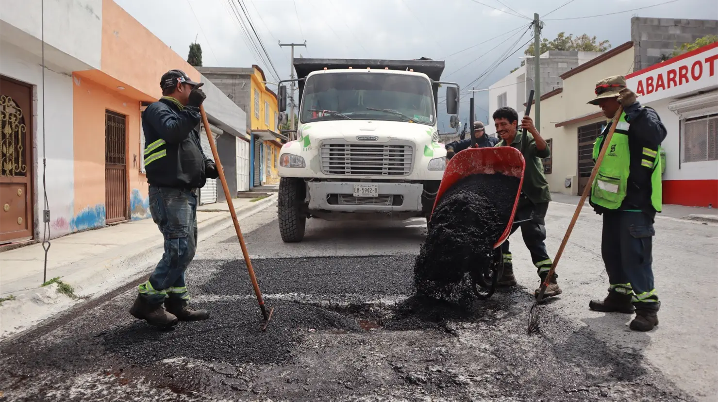 Las brigadas de bacheo atendieron solicitudes de vecinos de la colonia Vicente Guerrero. (Fotografía: Gobierno de Saltillo)