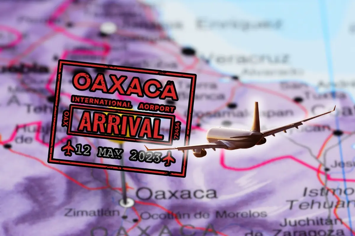 Un mapa, un avión y un sello con la leyenda Oaxaca. Foto: Canva