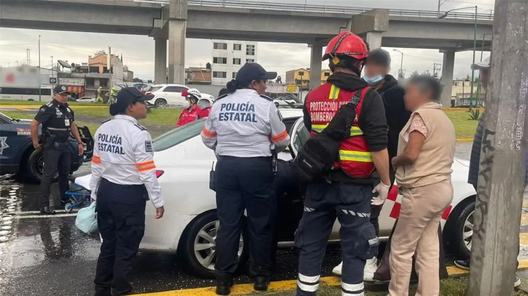 Mujer da a luz durante un viaje en taxi; policías del Edomex la auxilian rápidamente