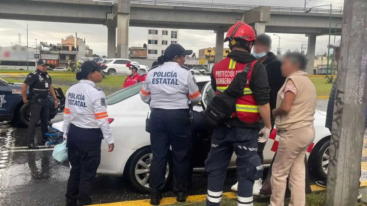 Mujer da a luz durante un viaje en taxi; policías del Edomex la auxilian rápidamente. Foto: Toluca HOY