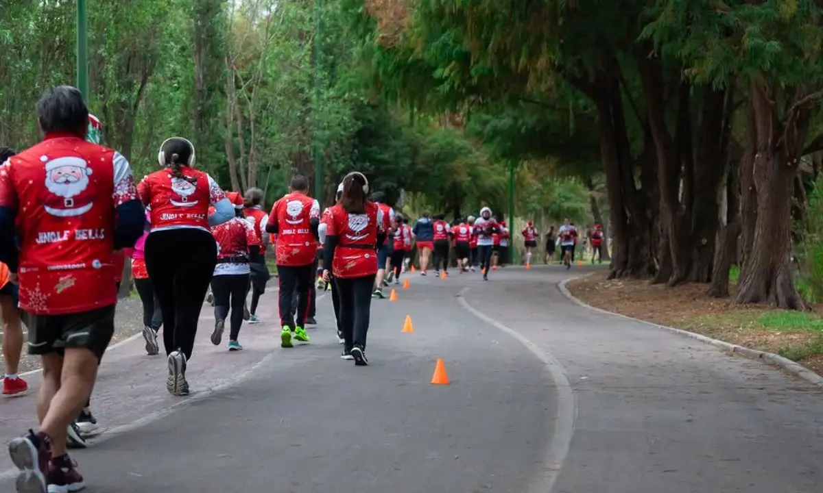 Carrera navideña en CDMX.  Foto: IG (@endondecorrer)