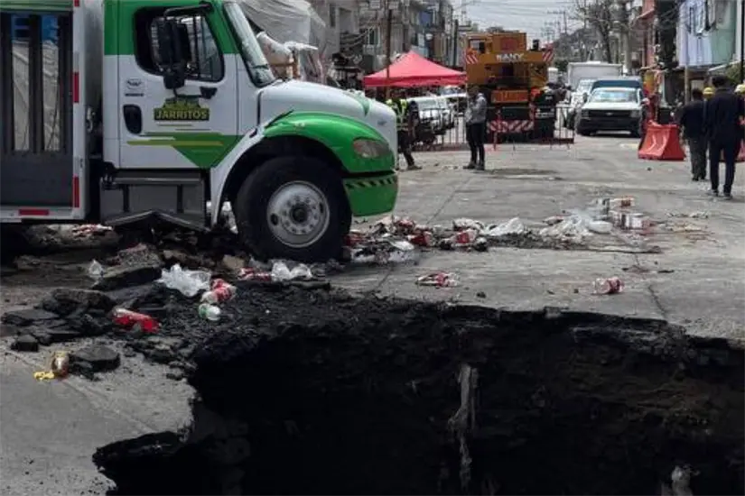 Socavón en la CDMX. Foto: X @CerebrosG