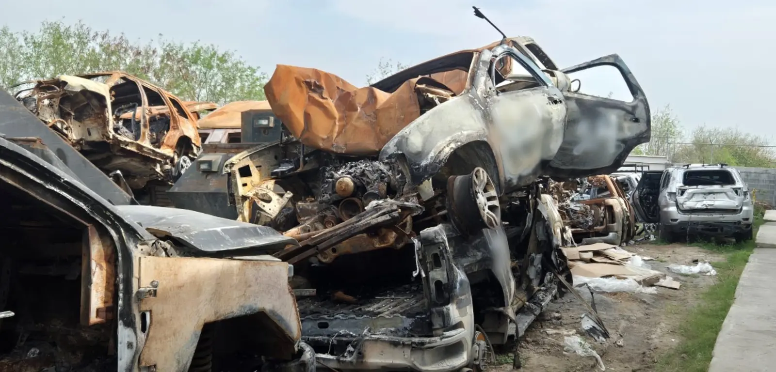 Descubre los decomisos de vehículos blindados en Tamaulipas y su impacto en la seguridad fronteriza. Operativos contra el crimen organizado.