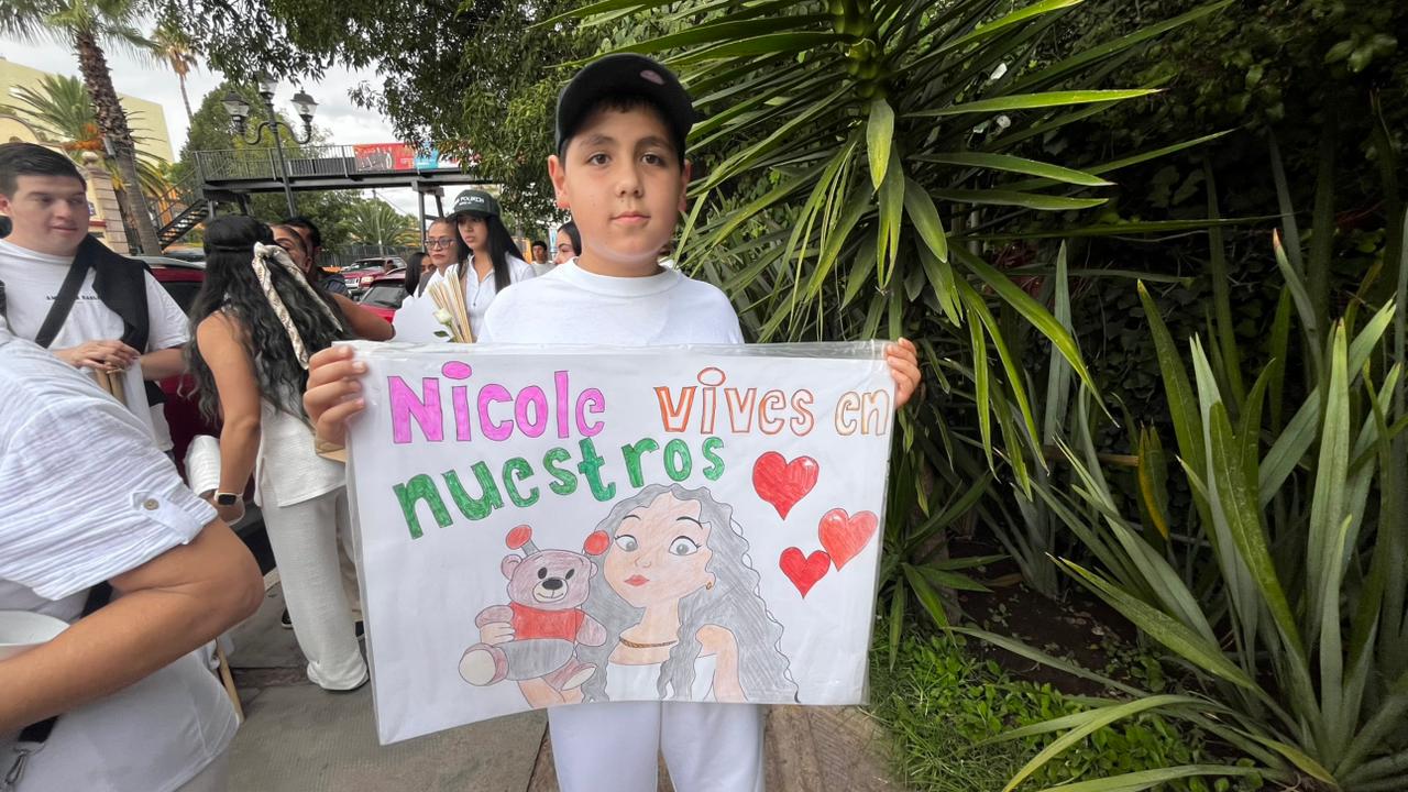 A punto de iniciar, la gente va llegando con mensajes de apoyo