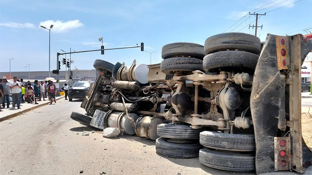 Chofer a juicio tras accidente con 10 autos en Cabo San Lucas