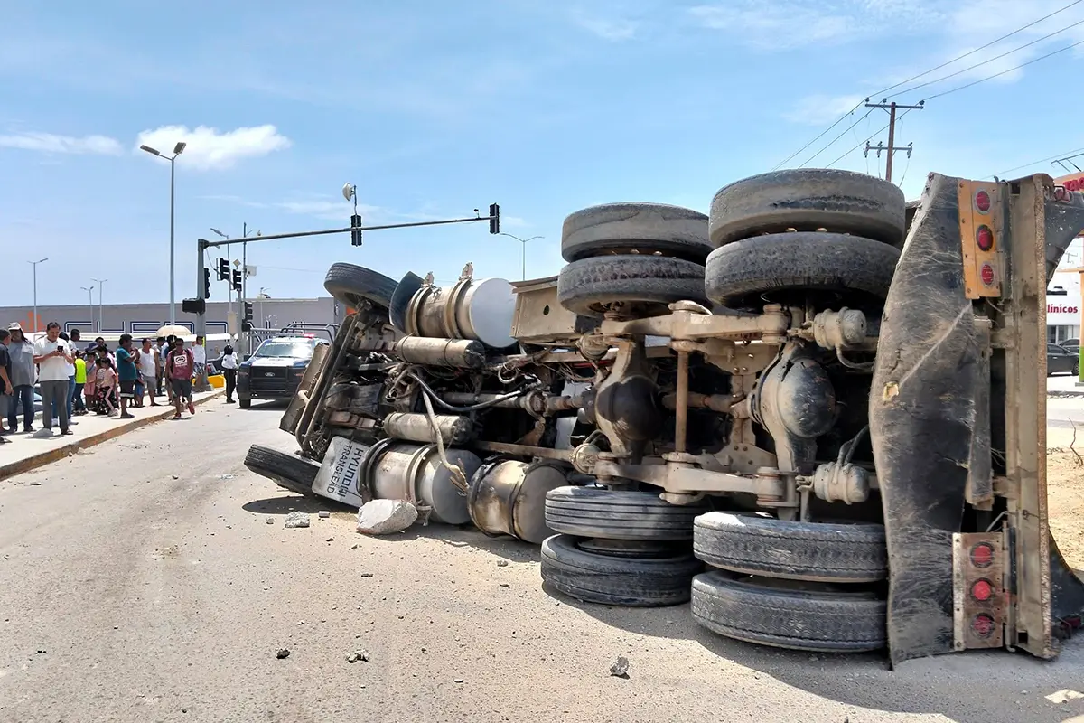 La PGJE informa la detención de Joel Andrés N por causar un accidente automovilístico en Cabo San Lucas, donde afectó, al menos, 10 unidades. Foto: Bomberos de Cabo San Lucas.