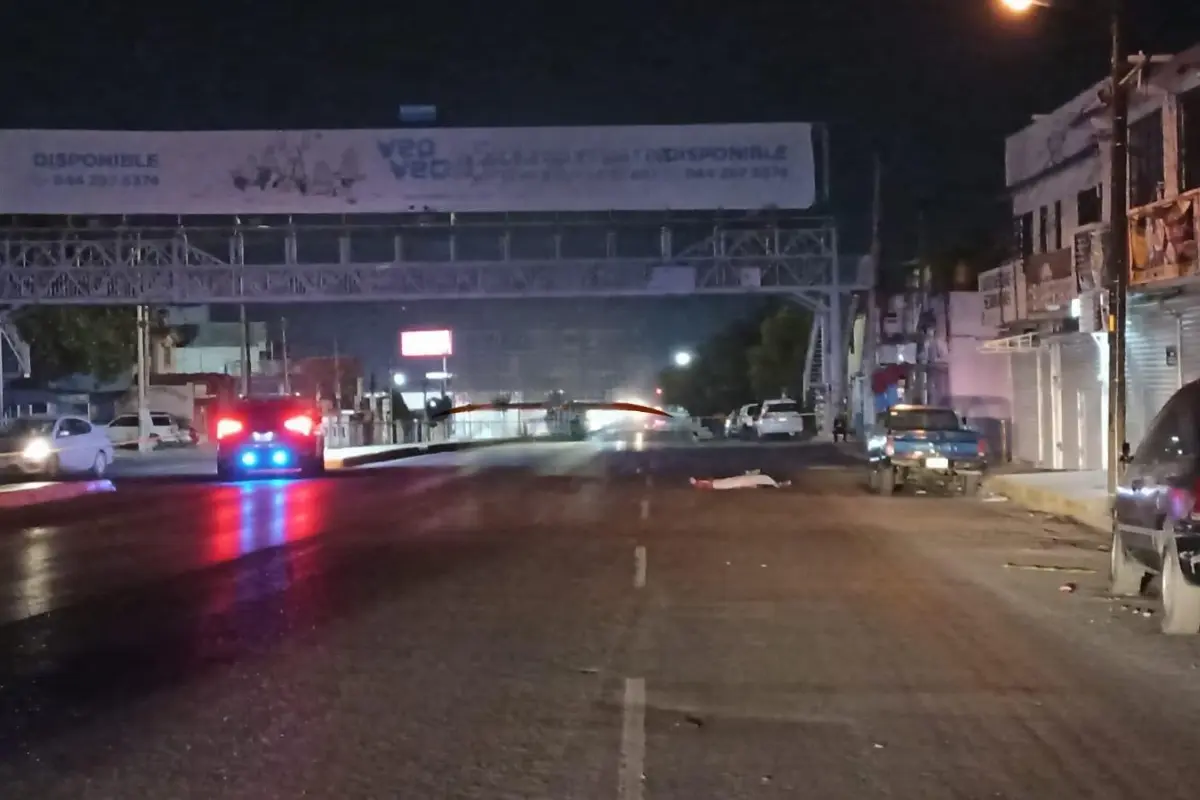 De acuerdo con testigos, el peatón fue embestido alrededor de la medianoche, momento en el que el conductor no se detuvo y huyó rápidamente por calles cercanas./Foto: FB Noticias El Molino