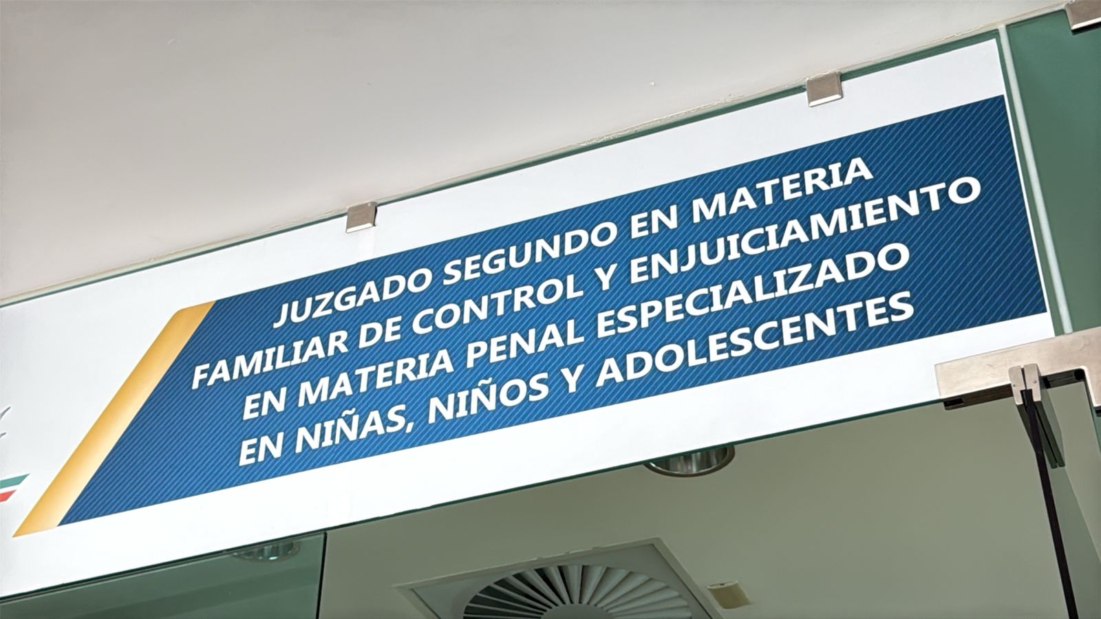 Familiares empiezan a agredir a la prensa