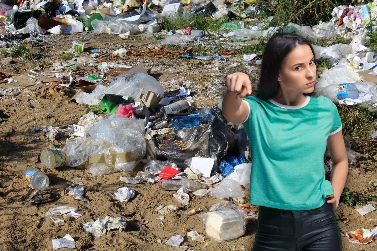 Mujer apuntando la basura Foto: Canva