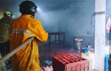 Casa se incendia por un flamazo de tanque de gas en Kanasín