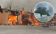 Fuerte incendio en planta de cartón del Periférico de Mérida moviliza a bomberos Fuerte incendio en planta de cartón del Periférico de Mérida moviliza a bomberos