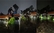 VIDEO | Policías de CDMX cargan personas atrapadas en una combi tras las intensas lluvias